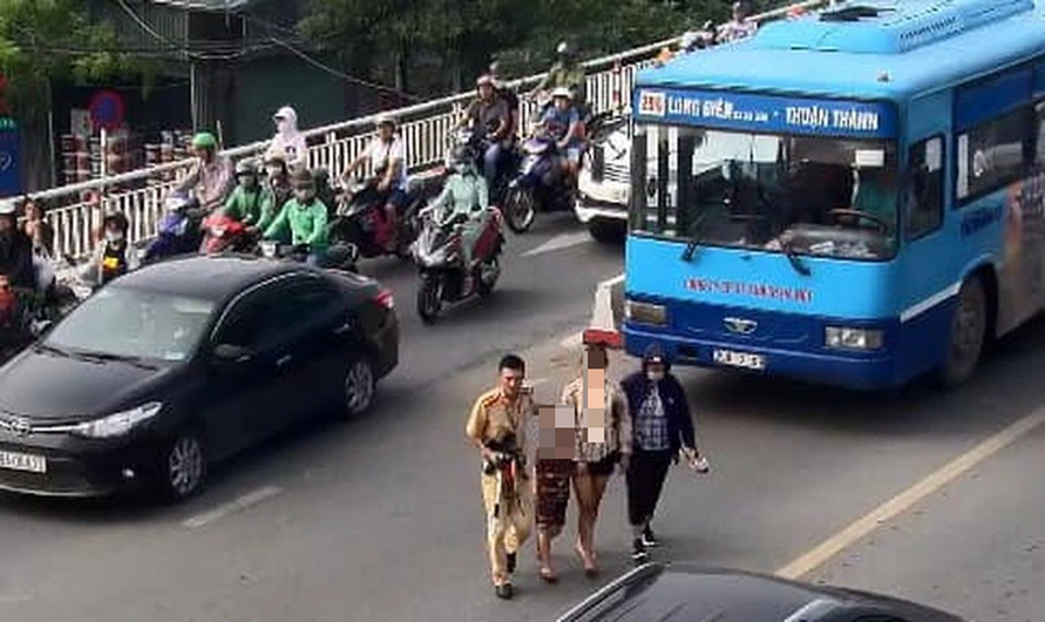Khuyên giải thành công một phụ nữ trẻ mang theo con nhỏ, định nhảy cầu Chương Dương tự tử - 2 Khuyên giải thành công một phụ nữ trẻ mang theo con nhỏ, định nhảy cầu Chương Dương tự tử - 2