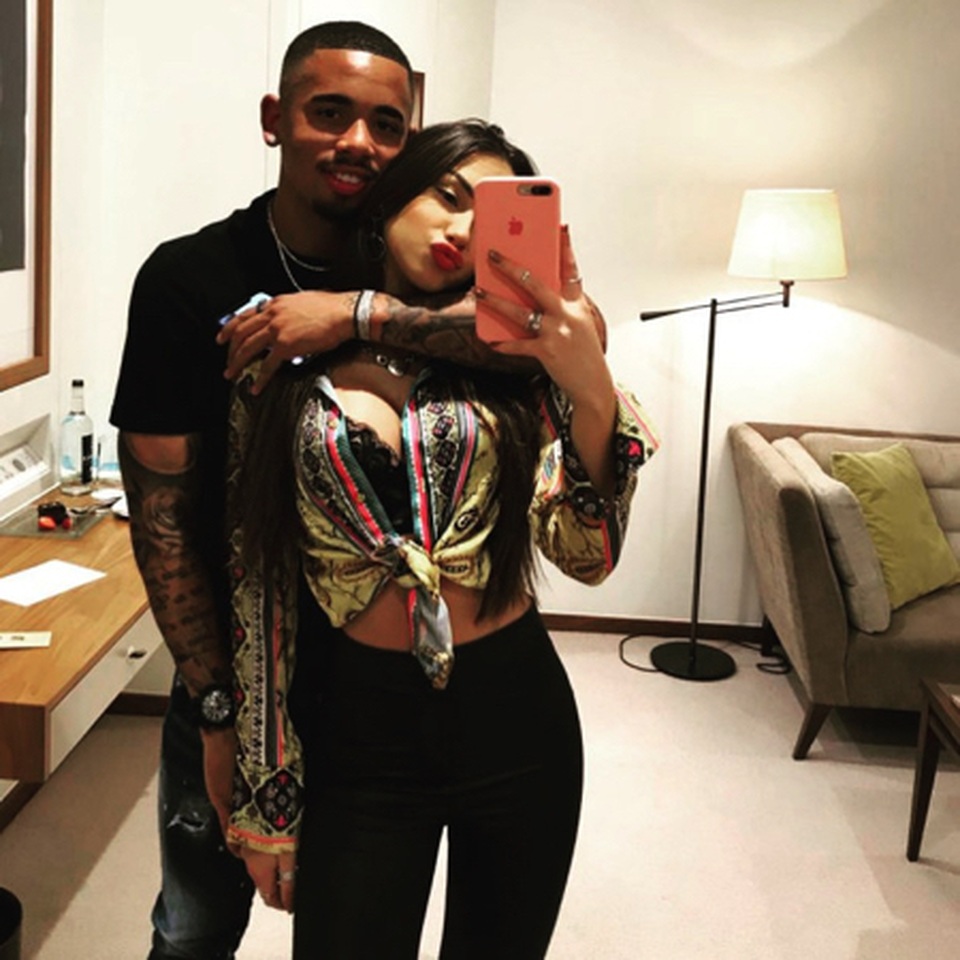 Gabriel Jesus toả sáng nhờ có cô bạn gái xinh đẹp hết mình cổ vũ - 2