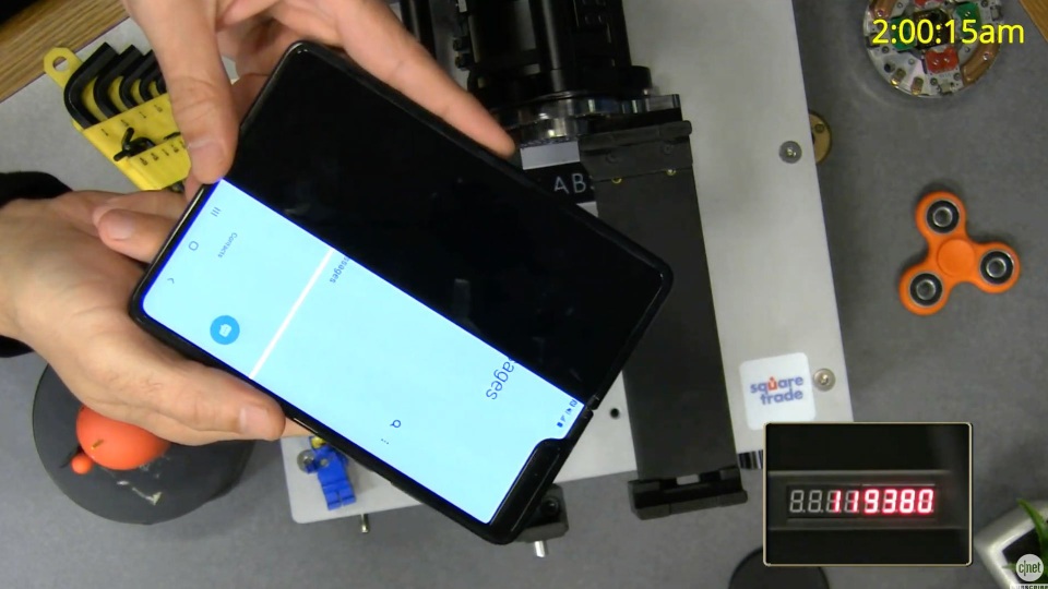 Galaxy Fold liệu có “sống sót” sau màn “tra tấn” gấp mở liên tục 200.000 lần? - 2 Galaxy Fold liệu có “sống sót” sau màn “tra tấn” gấp mở liên tục 200.000 lần? - 2