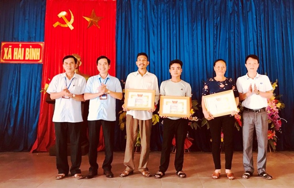 Để mặc xe ba gác lao sông, người đàn ông cứu sống 3 cháu nhỏ đuối nước - 3 Để mặc xe ba gác lao sông, người đàn ông cứu sống 3 cháu nhỏ đuối nước - 3