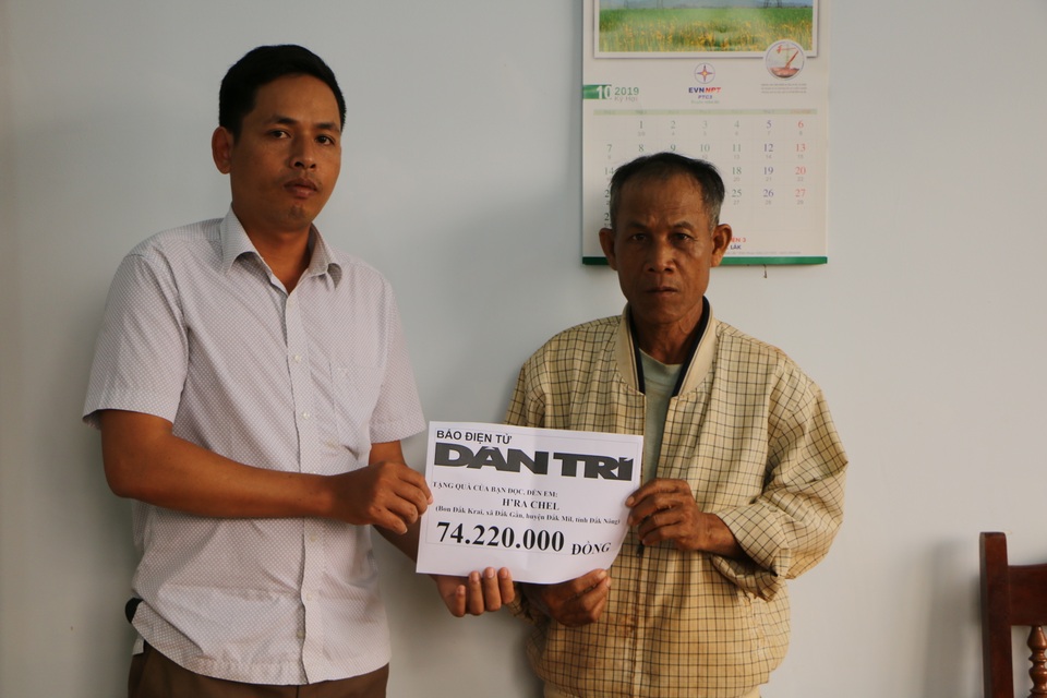 Bé gái 2 lần mồ côi được bạn đọc Dân trí nâng bước đến trường - 1