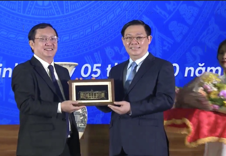 Phó Thủ tướng Vương Đình Huệ: Chinh phục đại học không phải để thấy mình cao mà là để nhìn xa, rộng hơn - 4 Phó Thủ tướng Vương Đình Huệ: Chinh phục đại học không phải để thấy mình cao mà là để nhìn xa, rộng hơn - 4