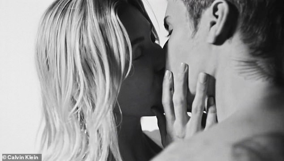 Sau đám cưới triệu đô, vợ chồng Justin Bieber tung MV “tình bể tình” - 5 Sau đám cưới triệu đô, vợ chồng Justin Bieber tung MV “tình bể tình” - 5