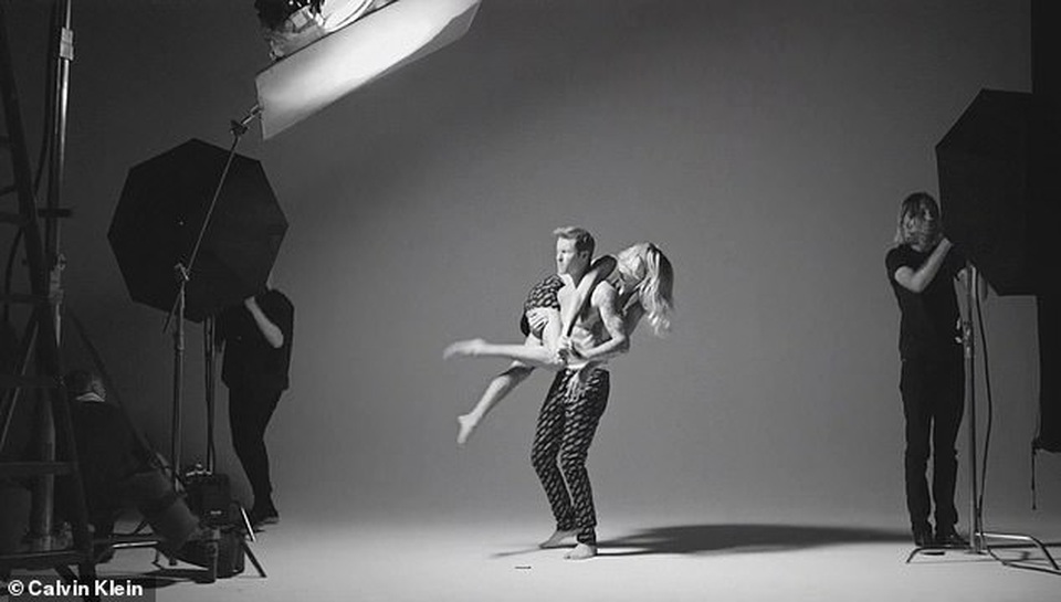 Sau đám cưới triệu đô, vợ chồng Justin Bieber tung MV “tình bể tình” - 4 Sau đám cưới triệu đô, vợ chồng Justin Bieber tung MV “tình bể tình” - 4
