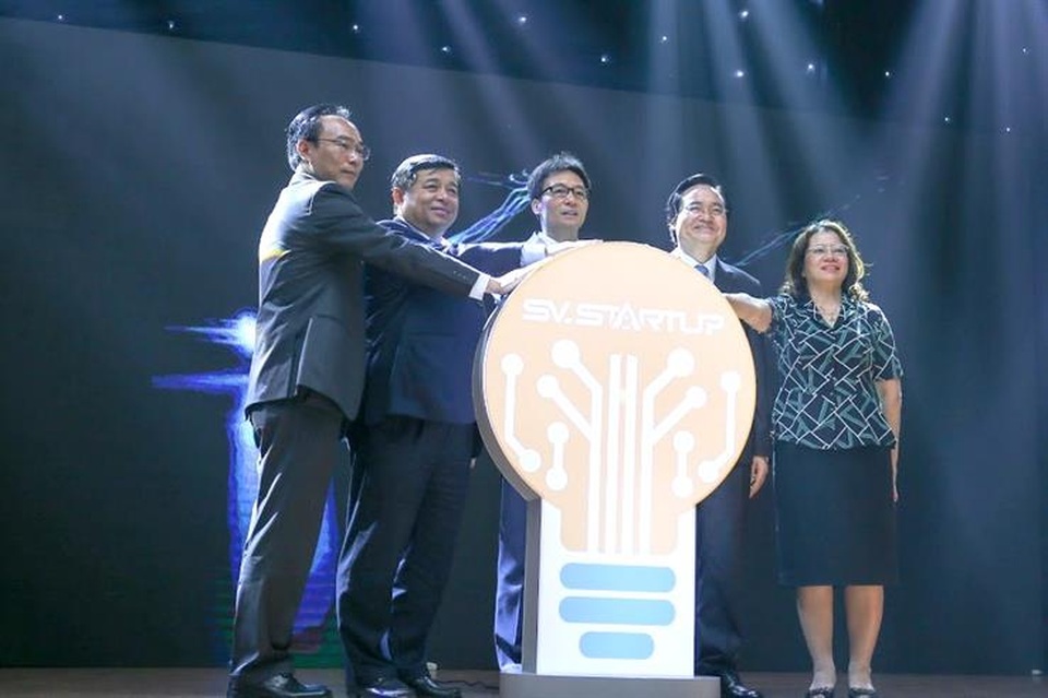 Phó Thủ tướng Vũ Đức Đam: Hỗ trợ sinh viên khởi nghiệp không phải để tạo ra các tỷ phú - 1 Phó Thủ tướng Vũ Đức Đam: Hỗ trợ sinh viên khởi nghiệp không phải để tạo ra các tỷ phú - 1