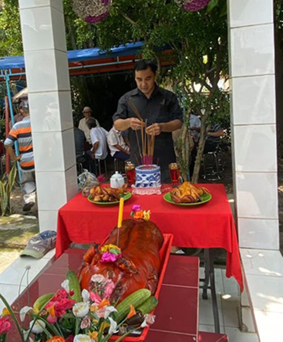 Quyền Linh, Phước Sang, Lê Tuấn Anh thăm mộ Lê Công Tuấn Anh - 2 Quyền Linh, Phước Sang, Lê Tuấn Anh thăm mộ Lê Công Tuấn Anh - 2