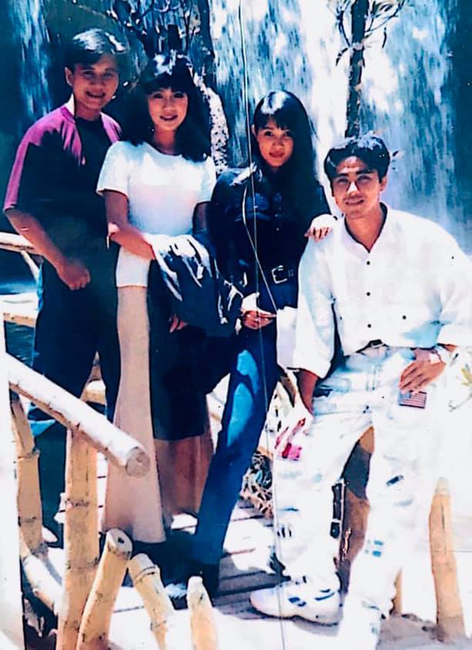 Quyền Linh, Phước Sang, Lê Tuấn Anh thăm mộ Lê Công Tuấn Anh - 5 Quyền Linh, Phước Sang, Lê Tuấn Anh thăm mộ Lê Công Tuấn Anh - 5