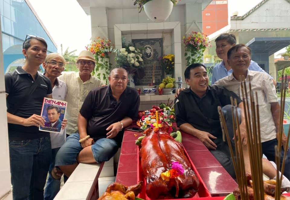 Quyền Linh, Phước Sang, Lê Tuấn Anh thăm mộ Lê Công Tuấn Anh - 4 Quyền Linh, Phước Sang, Lê Tuấn Anh thăm mộ Lê Công Tuấn Anh - 4