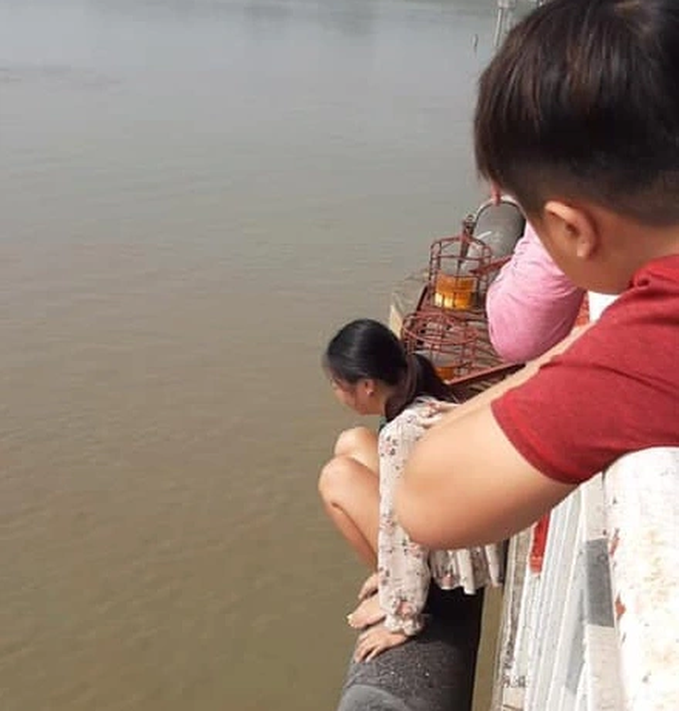 Khuyên giải thành công một phụ nữ trẻ mang theo con nhỏ, định nhảy cầu Chương Dương tự tử - 1 Khuyên giải thành công một phụ nữ trẻ mang theo con nhỏ, định nhảy cầu Chương Dương tự tử - 1