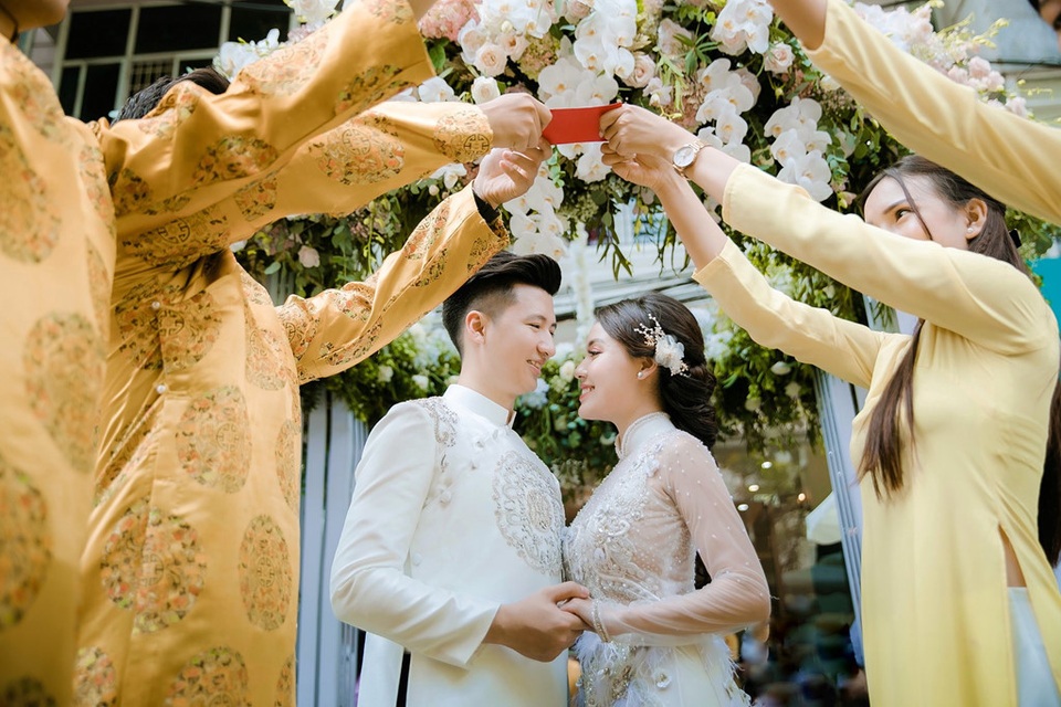 Nữ giảng viên quyến rũ, đeo vàng trĩu cổ trong ngày lên xe hoa - 2 Nữ giảng viên quyến rũ, đeo vàng trĩu cổ trong ngày lên xe hoa - 2