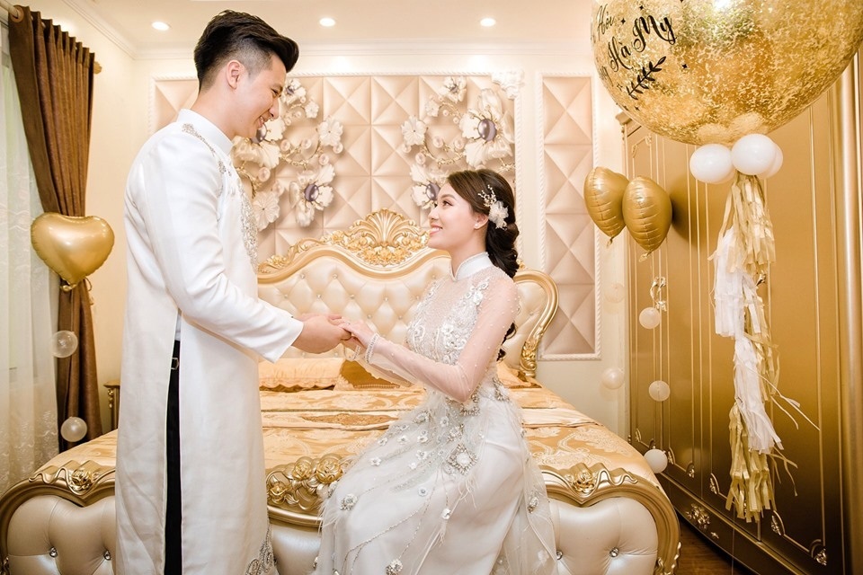 Nữ giảng viên quyến rũ, đeo vàng trĩu cổ trong ngày lên xe hoa - 6 Nữ giảng viên quyến rũ, đeo vàng trĩu cổ trong ngày lên xe hoa - 6