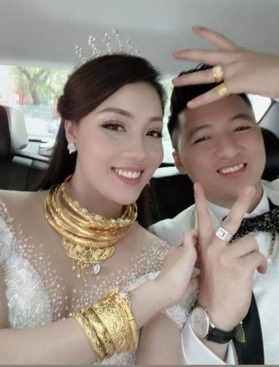 Nữ giảng viên quyến rũ, đeo vàng trĩu cổ trong ngày lên xe hoa - 9 Nữ giảng viên quyến rũ, đeo vàng trĩu cổ trong ngày lên xe hoa - 9
