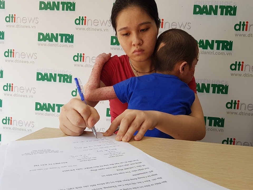 Người mẹ bế ngọn đuốc hôm nào đến báo Dân trí tiếp tục gieo mầm nhân ái - 5 Người mẹ bế ngọn đuốc hôm nào đến báo Dân trí tiếp tục gieo mầm nhân ái - 5