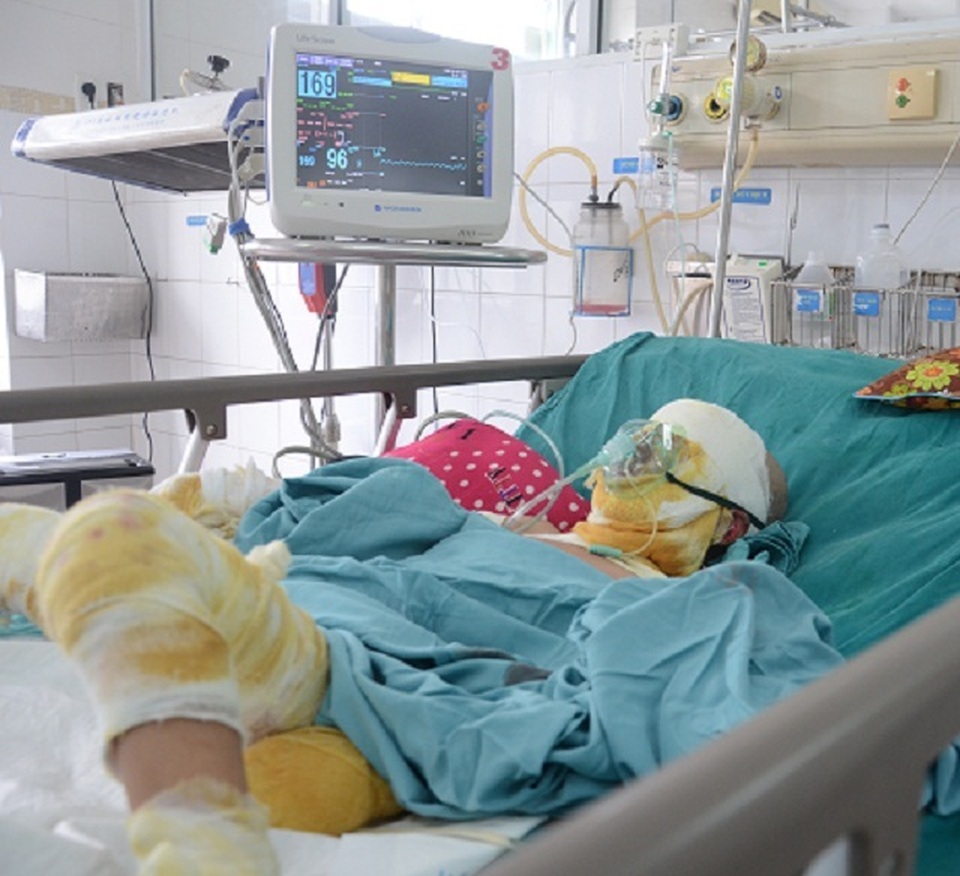 Người mẹ bế ngọn đuốc hôm nào đến báo Dân trí tiếp tục gieo mầm nhân ái - 1 Người mẹ bế ngọn đuốc hôm nào đến báo Dân trí tiếp tục gieo mầm nhân ái - 1