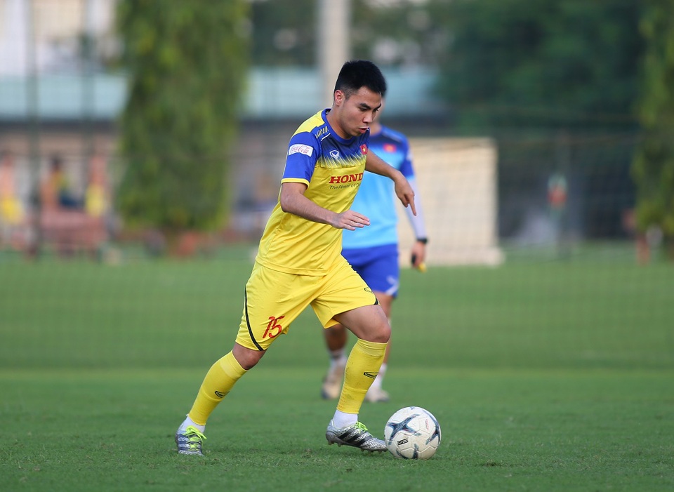 Quang Hải hăng say tập luyện, HLV Park Hang Seo hài lòng - 4