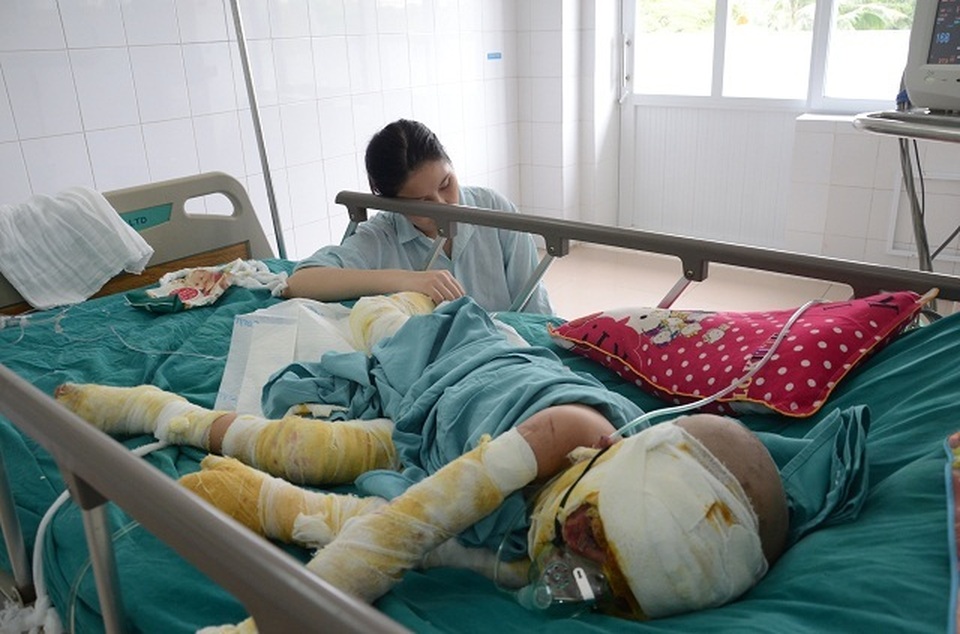 Người mẹ bế ngọn đuốc hôm nào đến báo Dân trí tiếp tục gieo mầm nhân ái - 2 Người mẹ bế ngọn đuốc hôm nào đến báo Dân trí tiếp tục gieo mầm nhân ái - 2