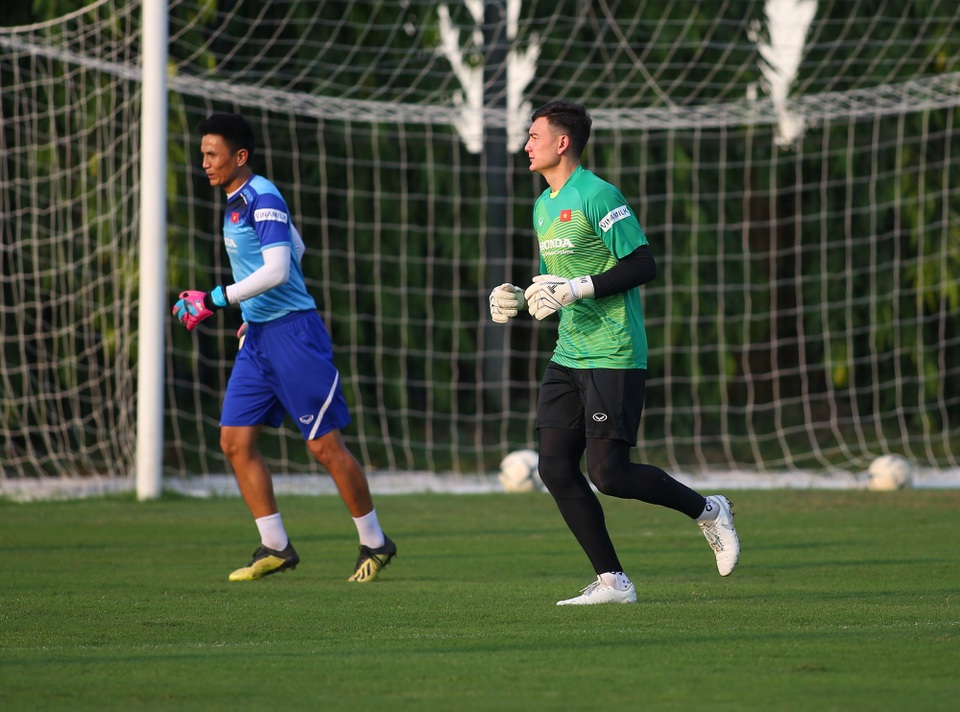 Quang Hải hăng say tập luyện, HLV Park Hang Seo hài lòng - 7