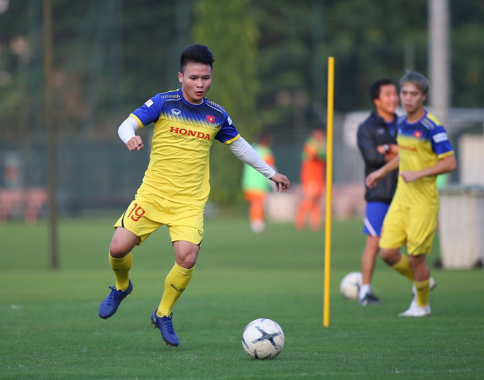 Quang Hải hăng say tập luyện, HLV Park Hang Seo hài lòng - 13