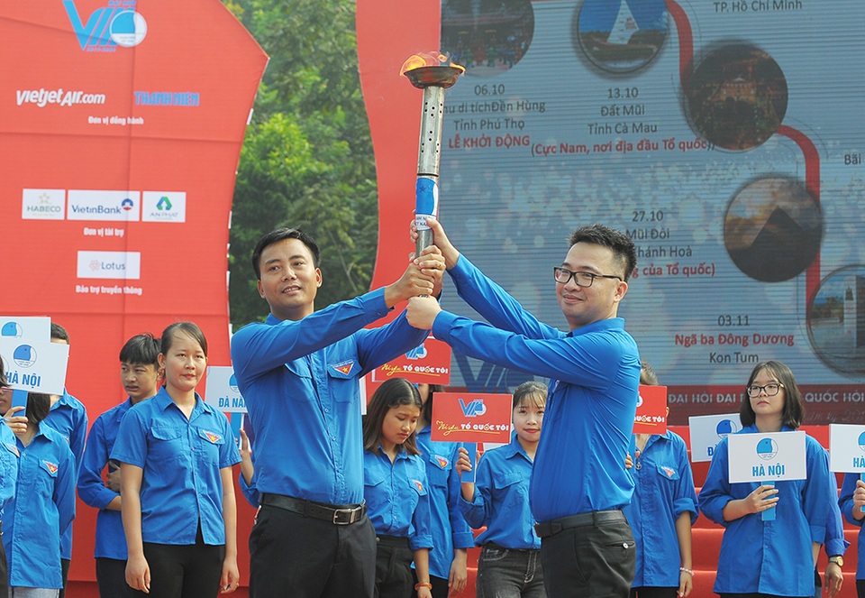 Truyền ngọn lửa thiêng mang niềm tự hào dân tộc từ Đền Hùng đi khắp đất nước - 3 Truyền ngọn lửa thiêng mang niềm tự hào dân tộc từ Đền Hùng đi khắp đất nước - 3