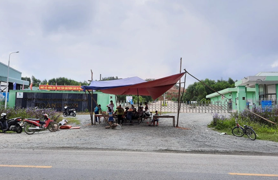 Người dân “vây” nhà máy rác vì chính quyền thất hứa - 1 Người dân “vây” nhà máy rác vì chính quyền thất hứa - 1