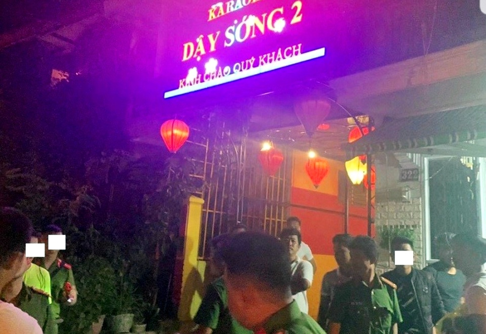 Hàng chục nam nữ trong nhiều phòng hát karaoke chơi ma túy lúc rạng sáng - 2 Hàng chục nam nữ trong nhiều phòng hát karaoke chơi ma túy lúc rạng sáng - 2