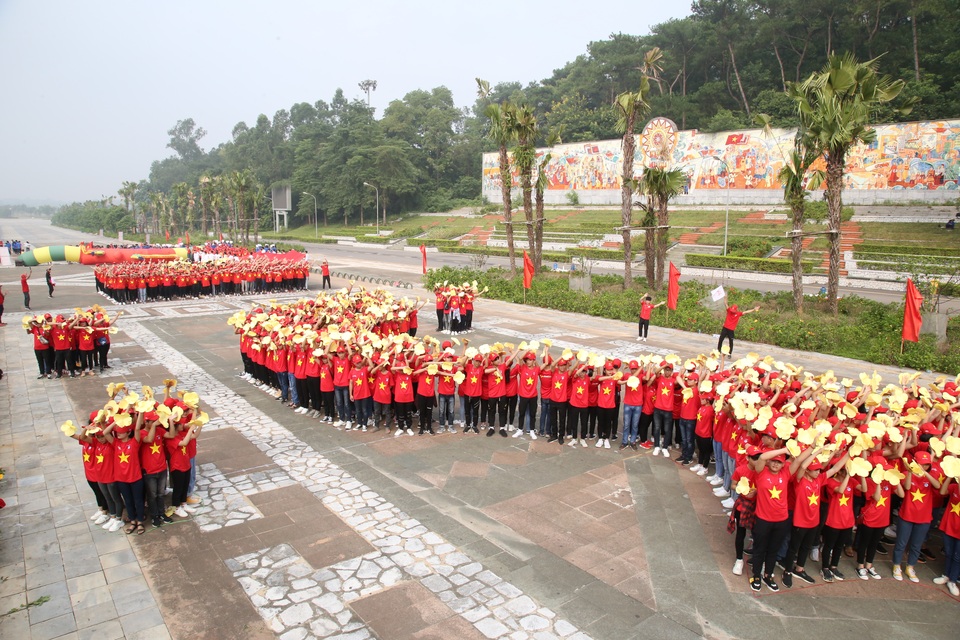 Truyền ngọn lửa thiêng mang niềm tự hào dân tộc từ Đền Hùng đi khắp đất nước - 2 Truyền ngọn lửa thiêng mang niềm tự hào dân tộc từ Đền Hùng đi khắp đất nước - 2