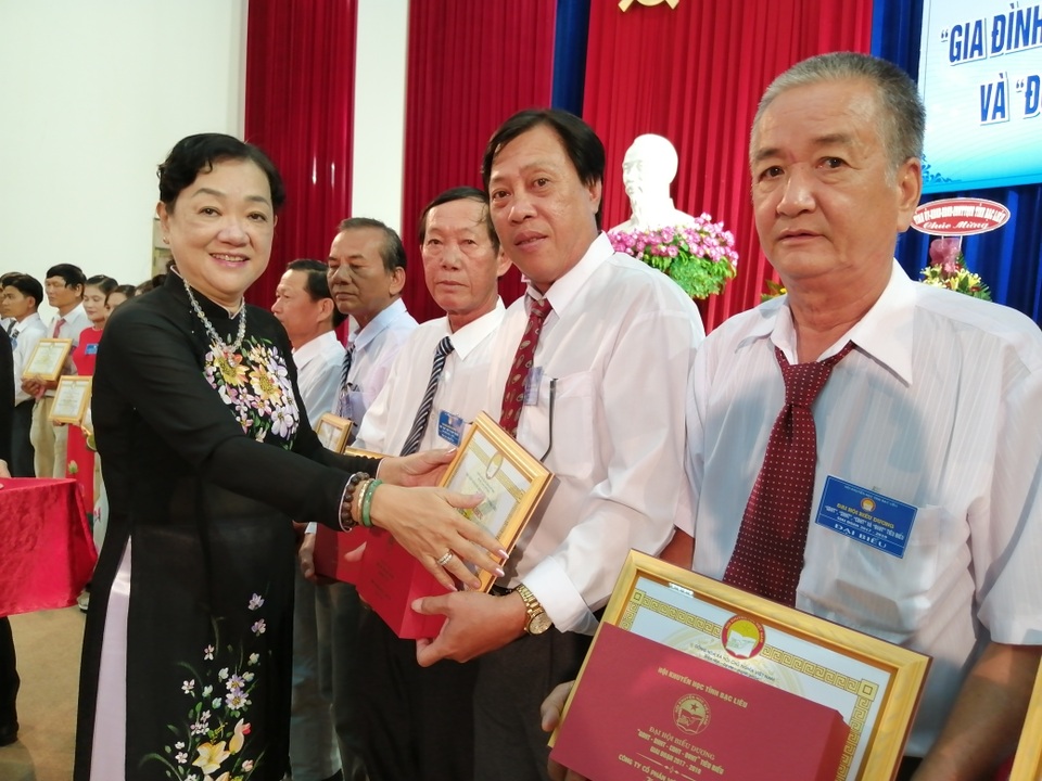 Mỗi gia đình học tập tiêu biểu là bông hoa tươi thắm trong vườn hoa khuyến học - 1 Mỗi gia đình học tập tiêu biểu là bông hoa tươi thắm trong vườn hoa khuyến học - 1