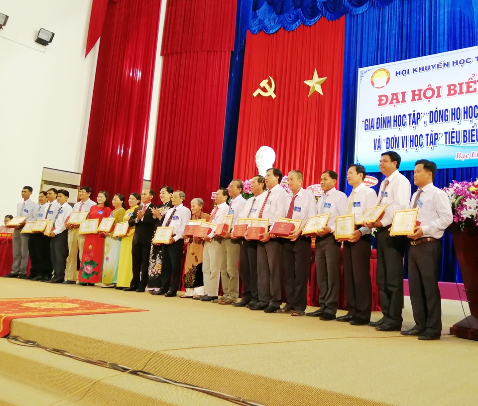 Mỗi gia đình học tập tiêu biểu là bông hoa tươi thắm trong vườn hoa khuyến học - 3 Mỗi gia đình học tập tiêu biểu là bông hoa tươi thắm trong vườn hoa khuyến học - 3