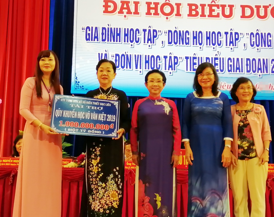 Mỗi gia đình học tập tiêu biểu là bông hoa tươi thắm trong vườn hoa khuyến học - 4 Mỗi gia đình học tập tiêu biểu là bông hoa tươi thắm trong vườn hoa khuyến học - 4