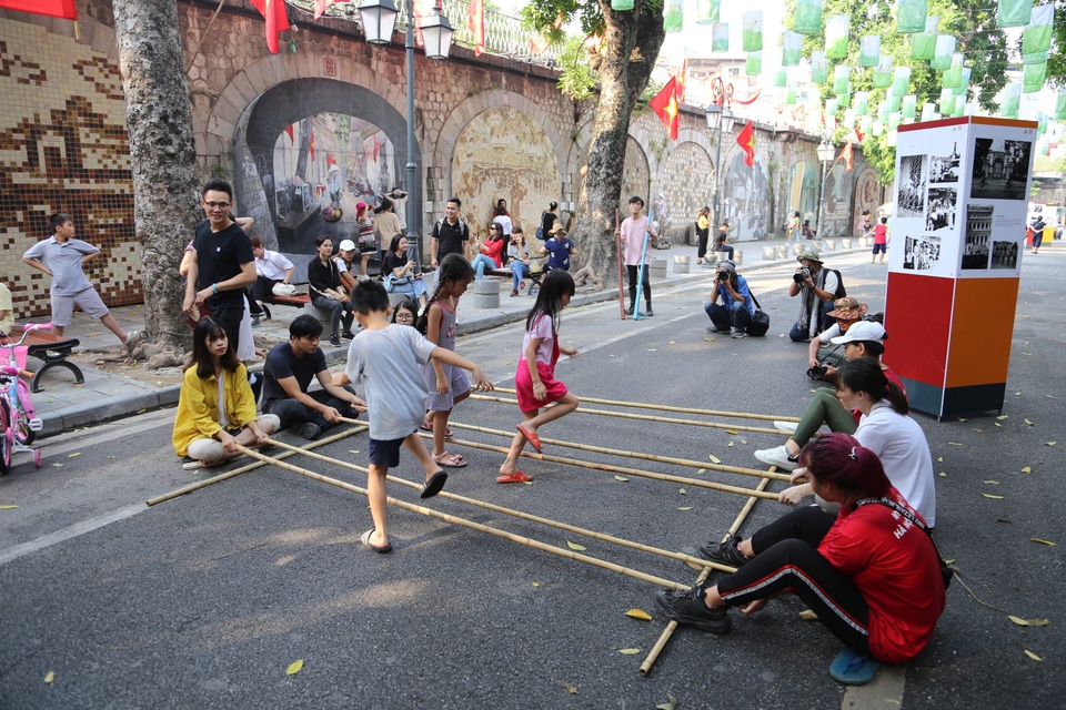 Phụ nữ Hà Thành mặc áo dài, nhảy dân vũ trên phố bích họa Phùng Hưng - 8 Phụ nữ Hà Thành mặc áo dài, nhảy dân vũ trên phố bích họa Phùng Hưng - 8