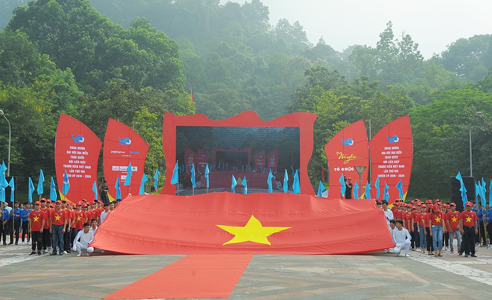 Truyền ngọn lửa thiêng mang niềm tự hào dân tộc từ Đền Hùng đi khắp đất nước - 1 Truyền ngọn lửa thiêng mang niềm tự hào dân tộc từ Đền Hùng đi khắp đất nước - 1