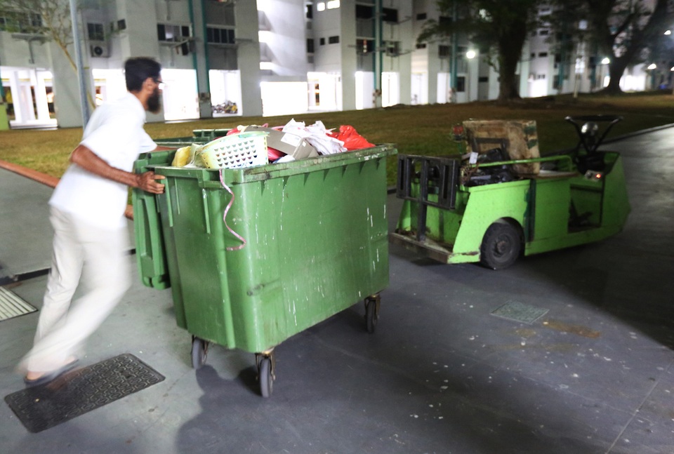 Phát hiện thi thể phân hủy của cụ ông 68 tuổi trong căn hộ ngập rác - 3 Phát hiện thi thể phân hủy của cụ ông 68 tuổi trong căn hộ ngập rác - 3