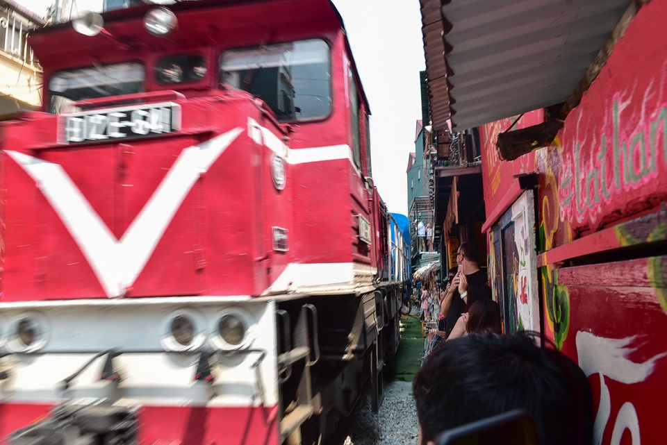 Du khách đổ xô đến phố cà phê đường tàu trước thông tin sẽ bị dẹp - 11