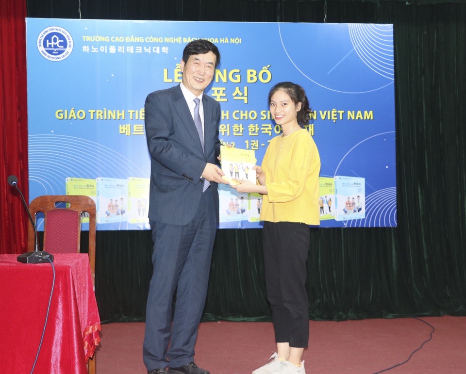 Ra mắt giáo trình tiếng Hàn dành cho sinh viên Việt nam - 2 Ra mắt giáo trình tiếng Hàn dành cho sinh viên Việt nam - 2