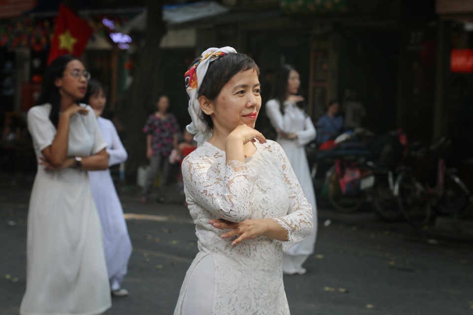 Phụ nữ Hà Thành mặc áo dài, nhảy dân vũ trên phố bích họa Phùng Hưng - 3 Phụ nữ Hà Thành mặc áo dài, nhảy dân vũ trên phố bích họa Phùng Hưng - 3