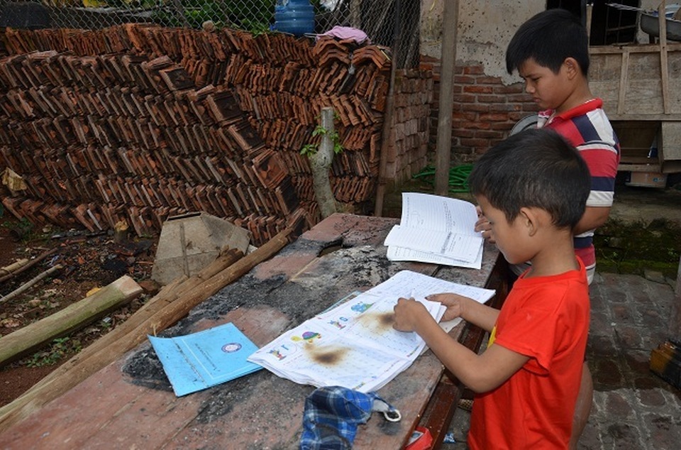 Gia đình chưa kịp thoát nghèo nhưng may mắn thoát chết trong vụ hoả hoạn - 5 Gia đình chưa kịp thoát nghèo nhưng may mắn thoát chết trong vụ hoả hoạn - 5