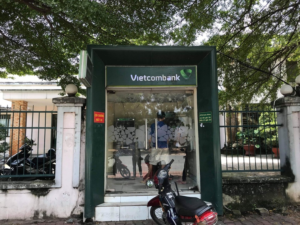 Bắt nghi can dùng dao khống chế cướp tiền ngay tại cây ATM - 1 Bắt nghi can dùng dao khống chế cướp tiền ngay tại cây ATM - 1