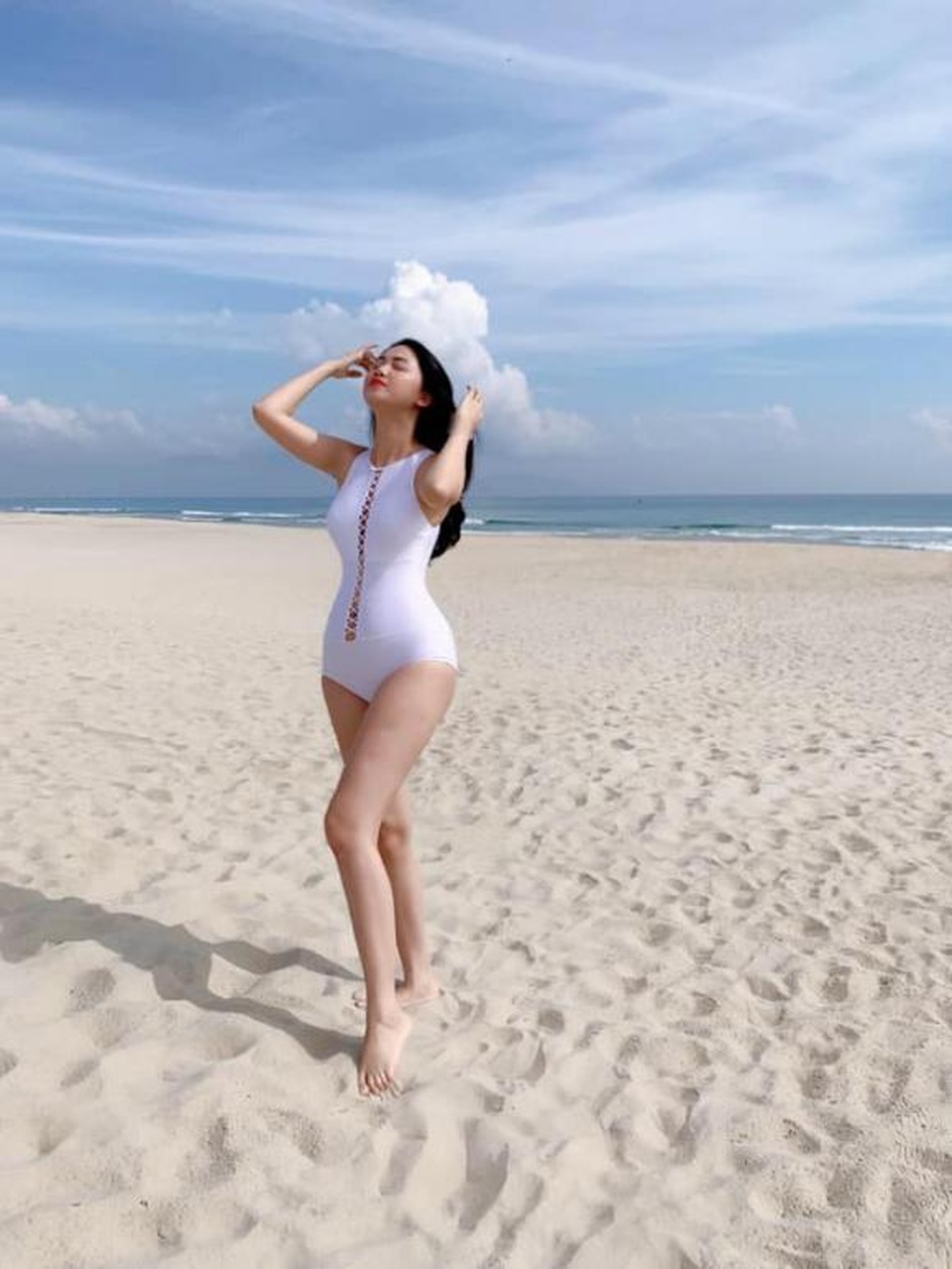 Á hậu Thanh Tú diện áo tắm khoe vóc dáng nuột nà sau khi sinh con - 1 Á hậu Thanh Tú diện áo tắm khoe vóc dáng nuột nà sau khi sinh con - 1