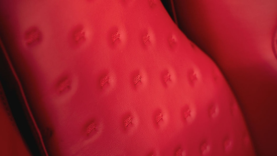 Aston Martin DBS GT Zagato - Siêu xe cũng bán theo kiểu bia kèm lạc - 15 Aston Martin DBS GT Zagato - Siêu xe cũng bán theo kiểu bia kèm lạc - 15