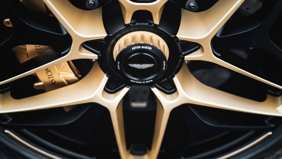 Aston Martin DBS GT Zagato - Siêu xe cũng bán theo kiểu bia kèm lạc - 9 Aston Martin DBS GT Zagato - Siêu xe cũng bán theo kiểu bia kèm lạc - 9