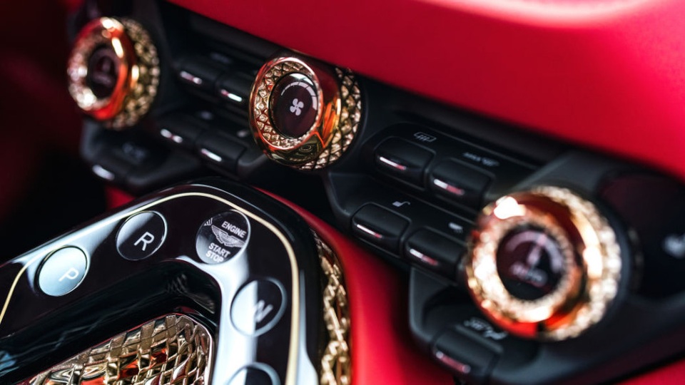 Aston Martin DBS GT Zagato - Siêu xe cũng bán theo kiểu bia kèm lạc - 14 Aston Martin DBS GT Zagato - Siêu xe cũng bán theo kiểu bia kèm lạc - 14