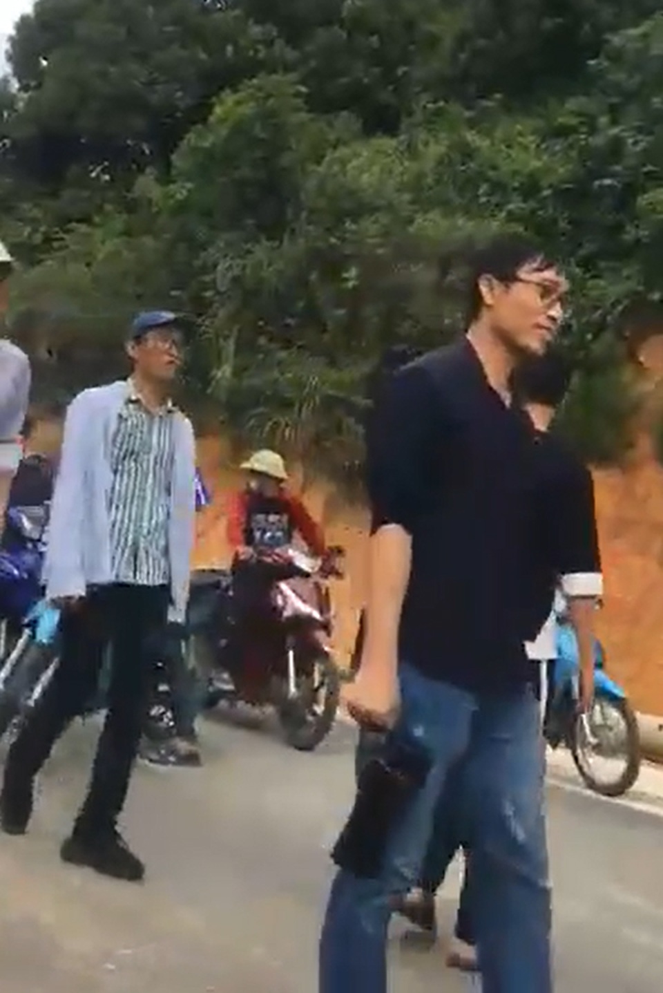 “Ông trùm” đe không cho xe ôm chở khách, đoàn người rời chùa Hương trong ấm ức - 3 “Ông trùm” đe không cho xe ôm chở khách, đoàn người rời chùa Hương trong ấm ức - 3