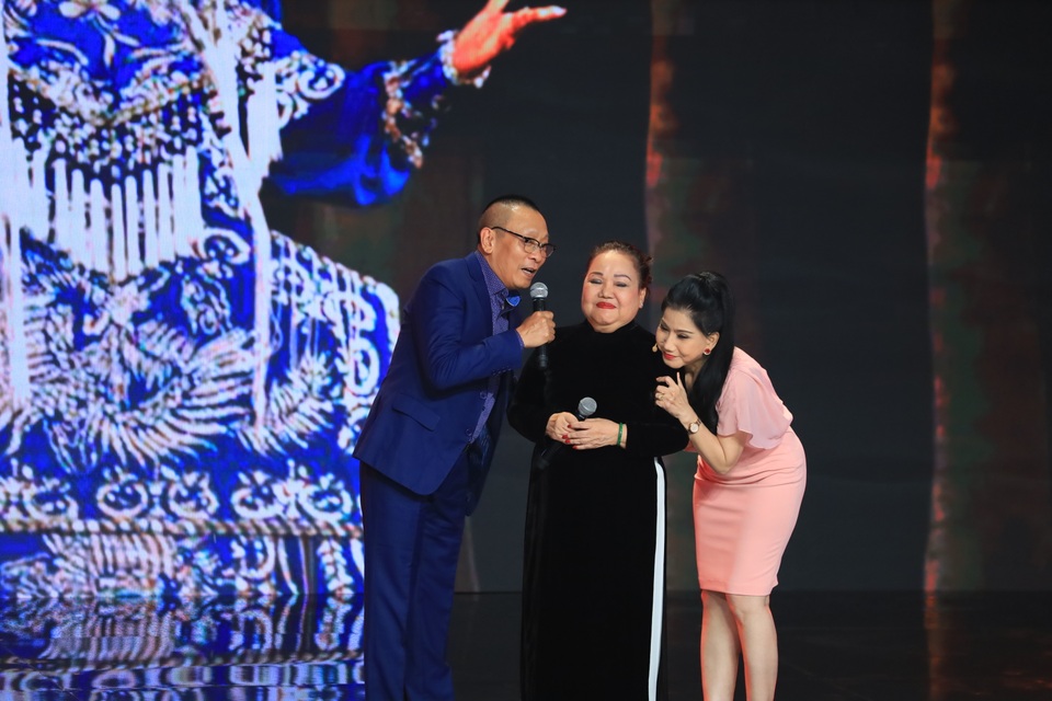 NSND Ngọc Giàu: “Tôi phải giấu chuyện chạy show vì sợ người ta cười” - 9 NSND Ngọc Giàu: “Tôi phải giấu chuyện chạy show vì sợ người ta cười” - 9