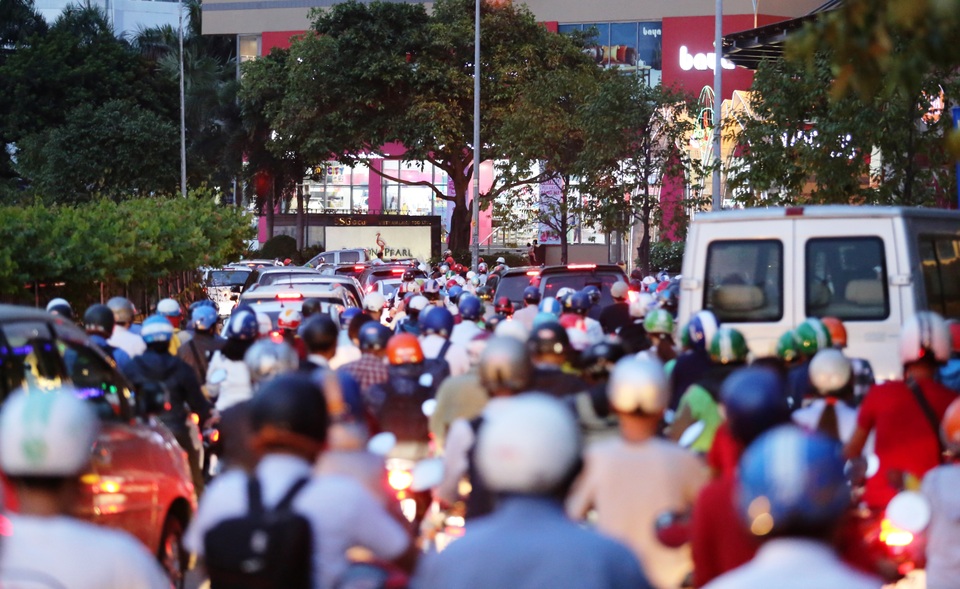 Giao thông gần cầu Sài Gòn hỗn loạn trong nhiều giờ đồng hồ - 12 Giao thông gần cầu Sài Gòn hỗn loạn trong nhiều giờ đồng hồ - 12