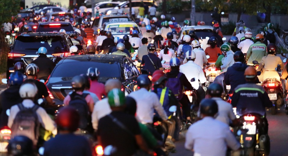 Giao thông gần cầu Sài Gòn hỗn loạn trong nhiều giờ đồng hồ - 2 Giao thông gần cầu Sài Gòn hỗn loạn trong nhiều giờ đồng hồ - 2