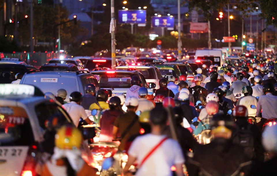 Giao thông gần cầu Sài Gòn hỗn loạn trong nhiều giờ đồng hồ - 14 Giao thông gần cầu Sài Gòn hỗn loạn trong nhiều giờ đồng hồ - 14