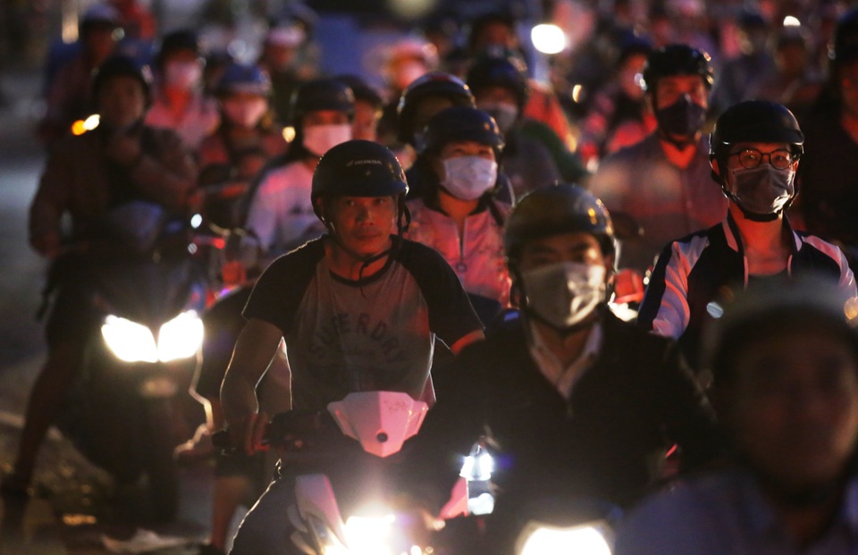 Giao thông gần cầu Sài Gòn hỗn loạn trong nhiều giờ đồng hồ - 8 Giao thông gần cầu Sài Gòn hỗn loạn trong nhiều giờ đồng hồ - 8