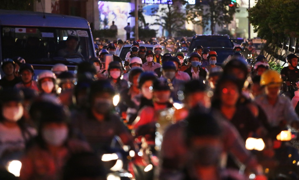 Giao thông gần cầu Sài Gòn hỗn loạn trong nhiều giờ đồng hồ - 1 Giao thông gần cầu Sài Gòn hỗn loạn trong nhiều giờ đồng hồ - 1