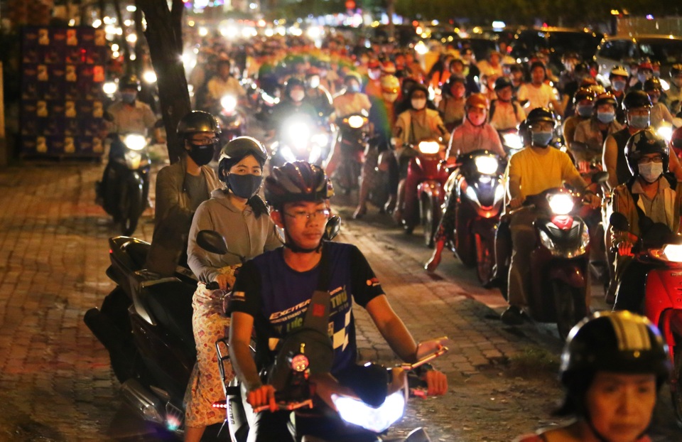 Giao thông gần cầu Sài Gòn hỗn loạn trong nhiều giờ đồng hồ - 9 Giao thông gần cầu Sài Gòn hỗn loạn trong nhiều giờ đồng hồ - 9