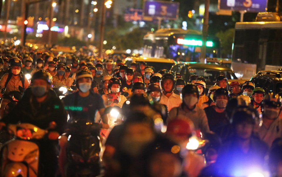 Giao thông gần cầu Sài Gòn hỗn loạn trong nhiều giờ đồng hồ - 6 Giao thông gần cầu Sài Gòn hỗn loạn trong nhiều giờ đồng hồ - 6